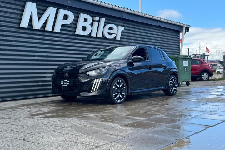 Sort Peugeot e-208 fra 2024 set udefra