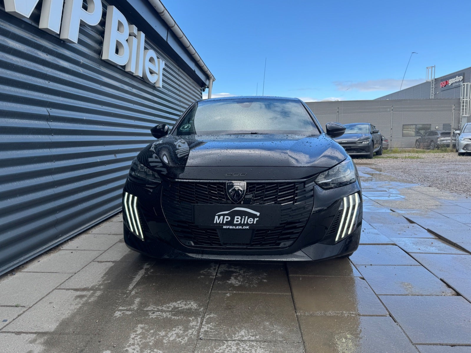 Sort Peugeot e-208 fra 2024