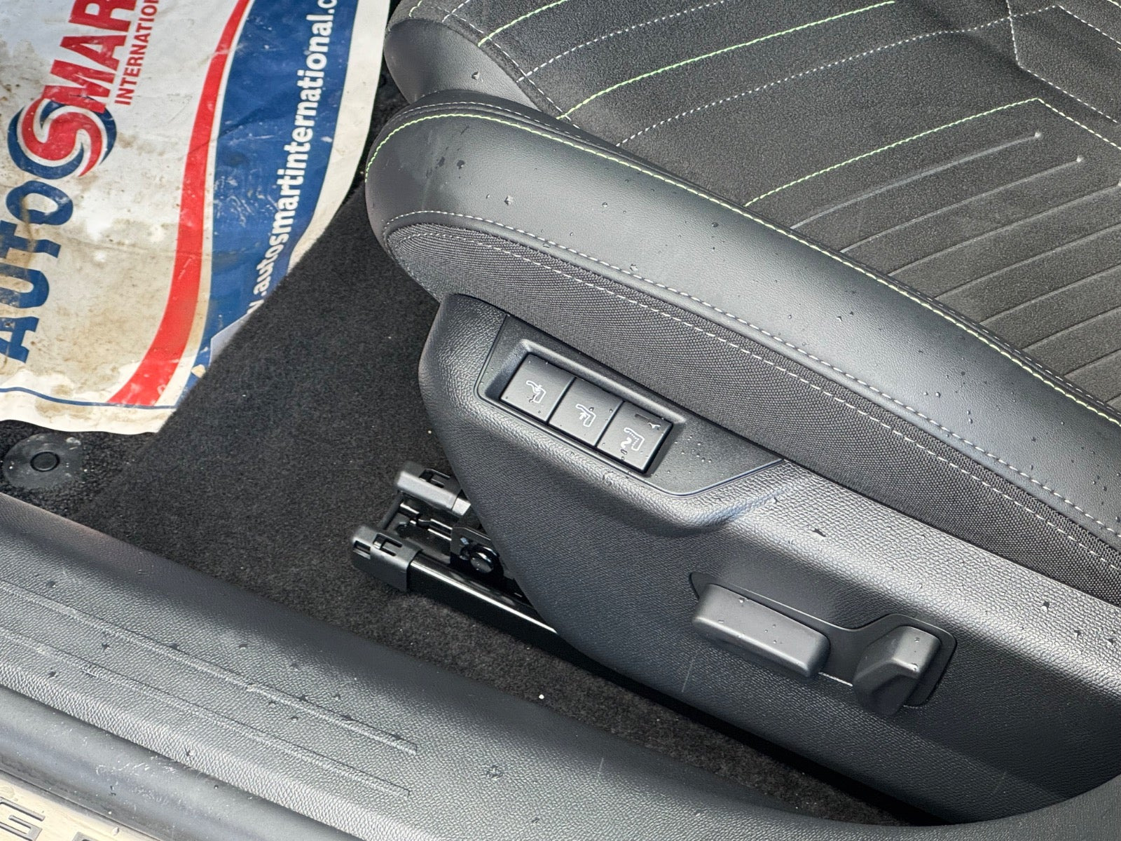 Sort Peugeot e-208 fra 2024