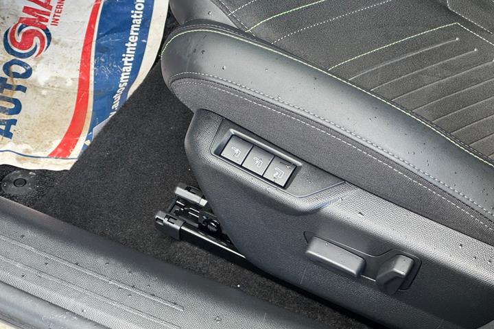 Sort Peugeot e-208 fra 2024