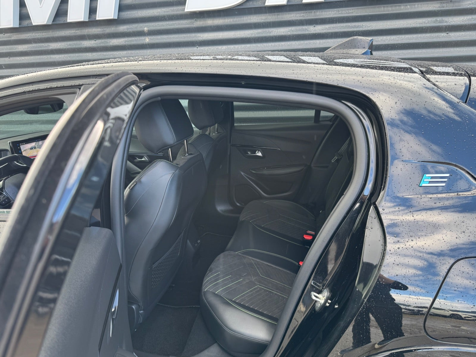 Sort Peugeot e-208 fra 2024