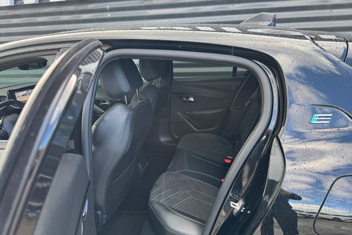 Sort Peugeot e-208 fra 2024