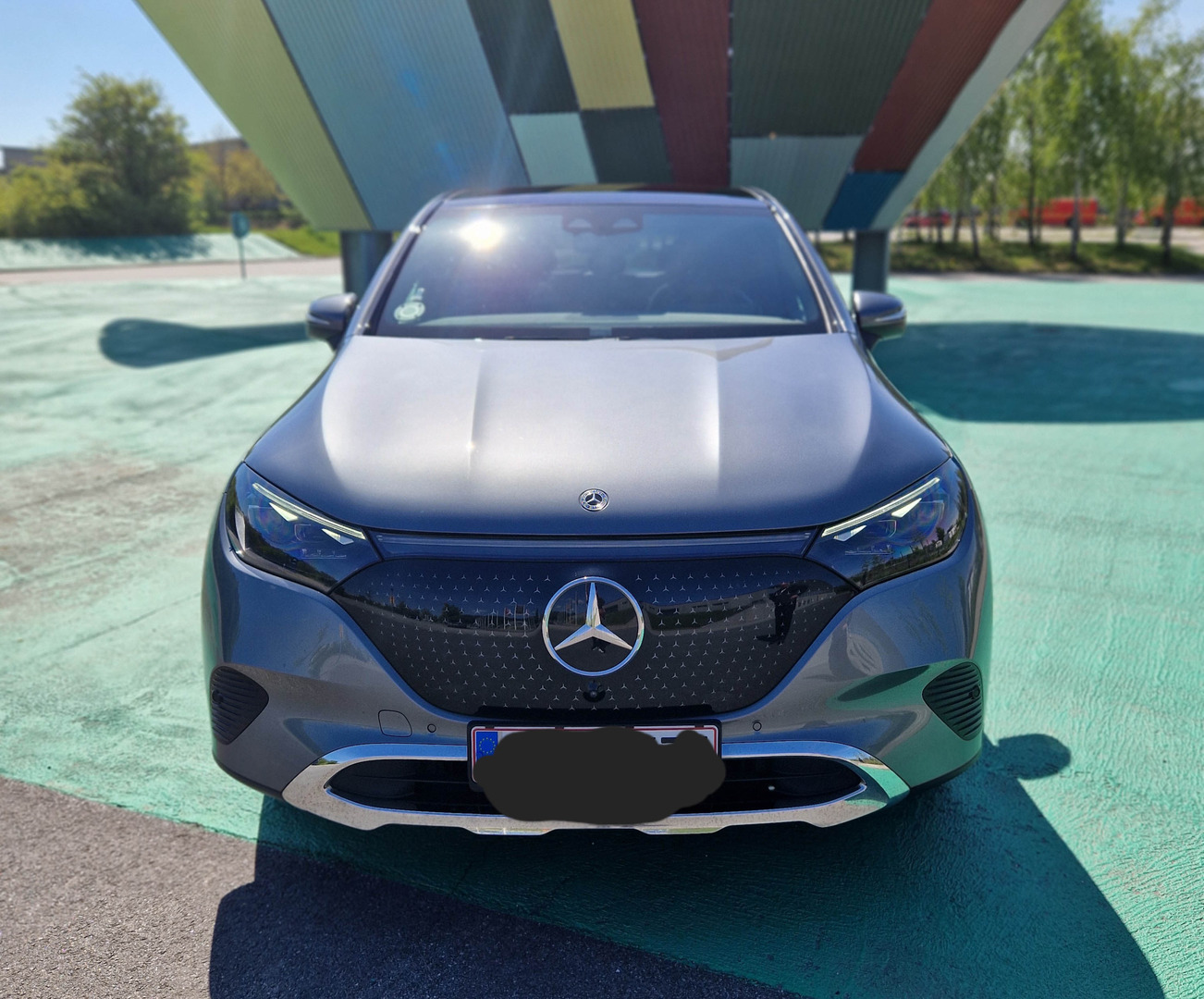 Grå Mercedes EQE350+ SUV fra 2023