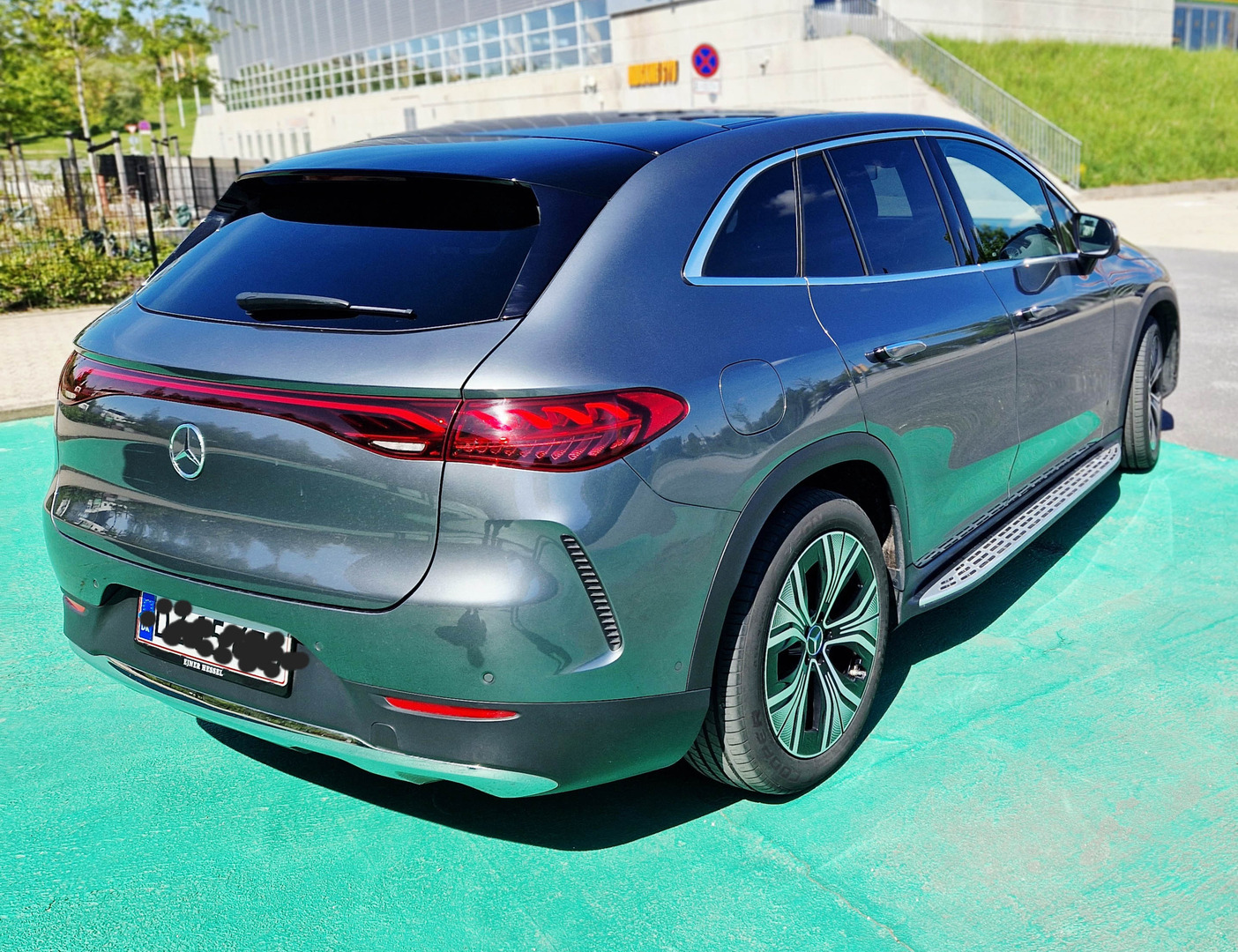 Grå Mercedes EQE350+ SUV fra 2023