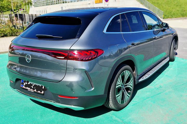 Grå Mercedes EQE350+ SUV fra 2023