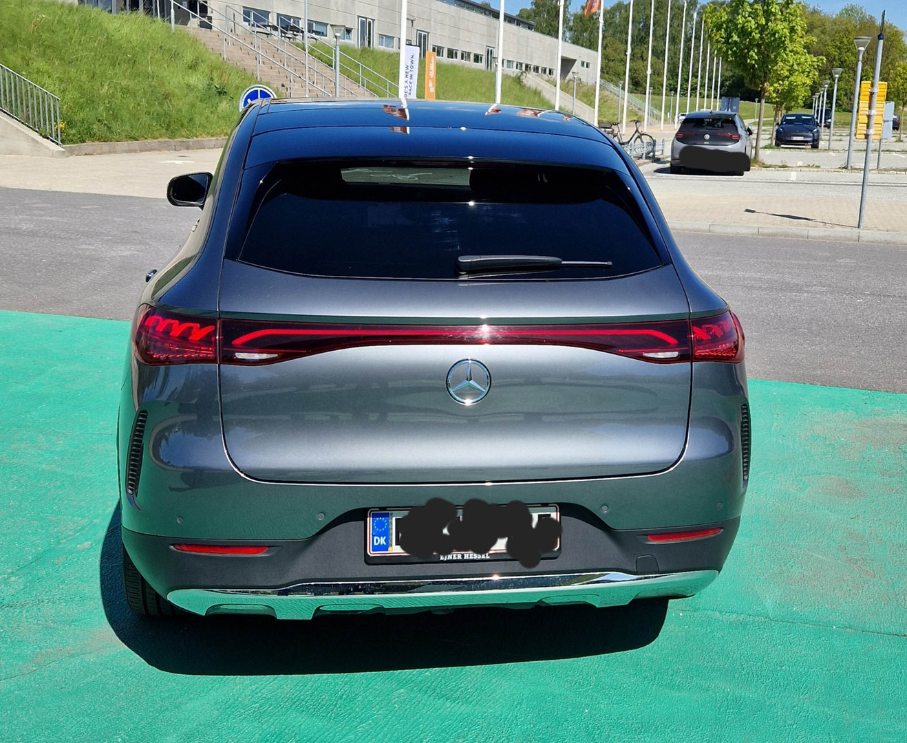 Grå Mercedes EQE350+ SUV fra 2023