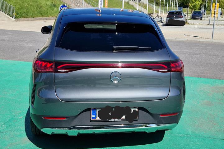 Grå Mercedes EQE350+ SUV fra 2023
