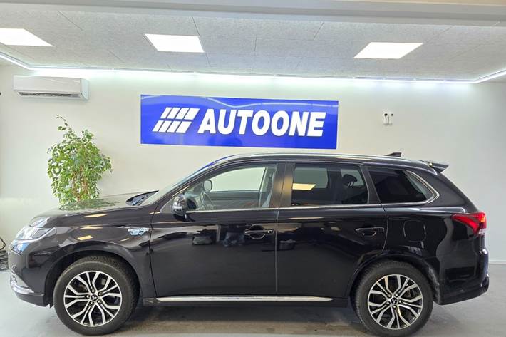 Sort Mitsubishi Outlander fra 2019