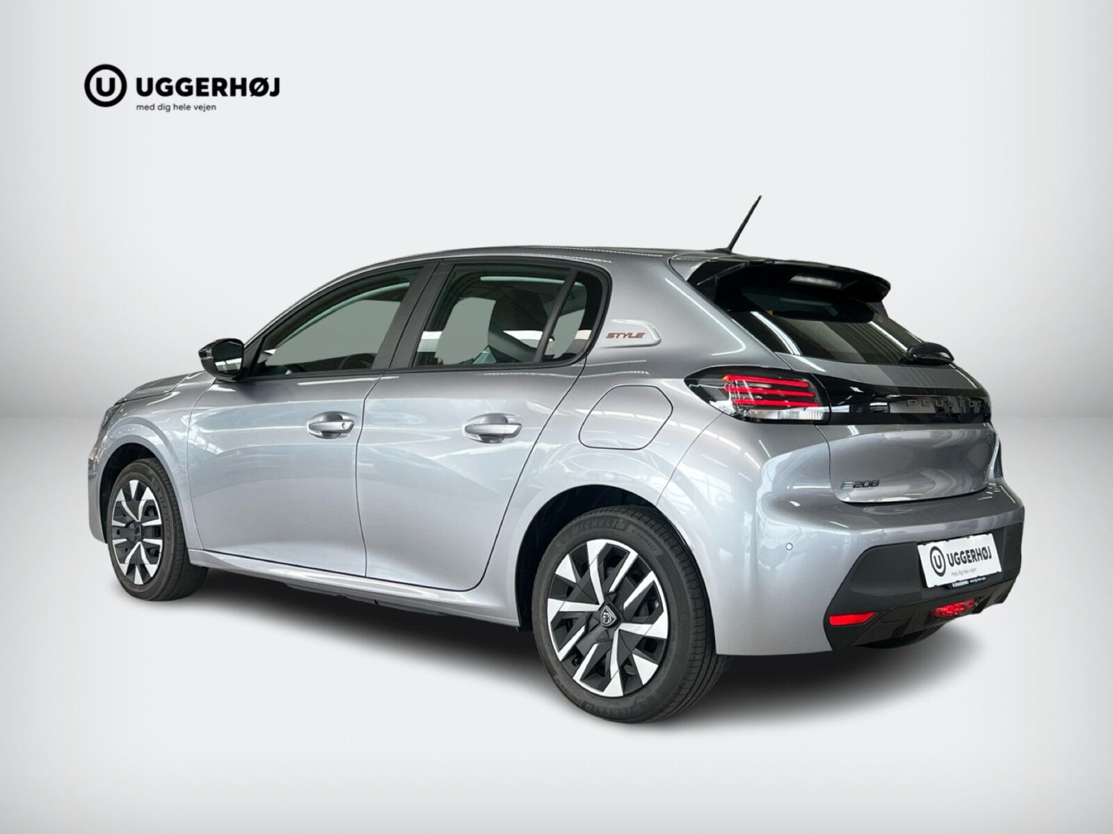 Grå Peugeot e-208 fra 2025