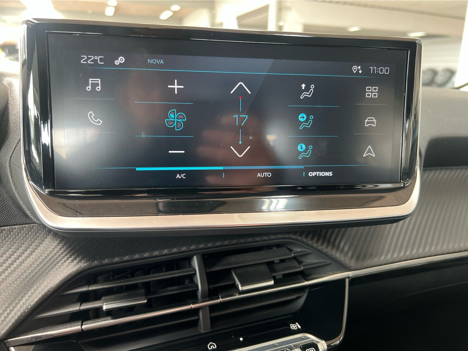 Grå Peugeot e-208 fra 2025