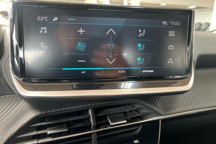 Grå Peugeot e-208 fra 2025