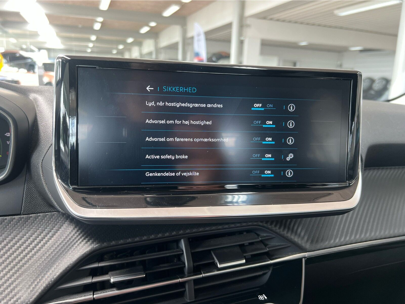 Grå Peugeot e-208 fra 2025