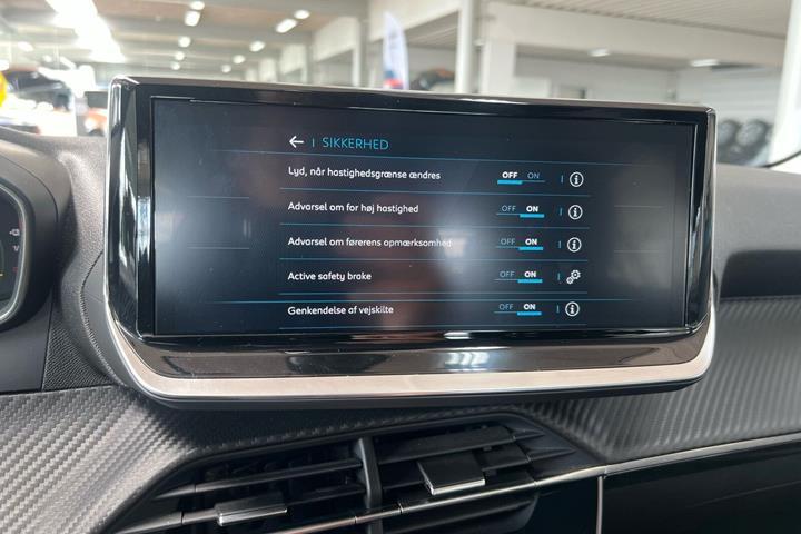 Grå Peugeot e-208 fra 2025
