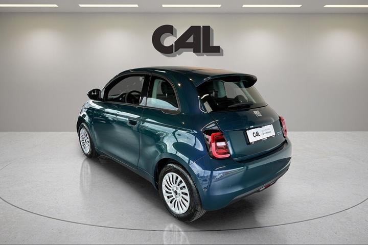 Blå Fiat 500e fra 2023
