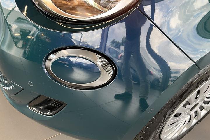 Blå Fiat 500e fra 2023