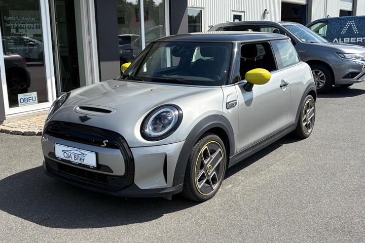 Sølv Mini Cooper SE fra 2023 set udefra