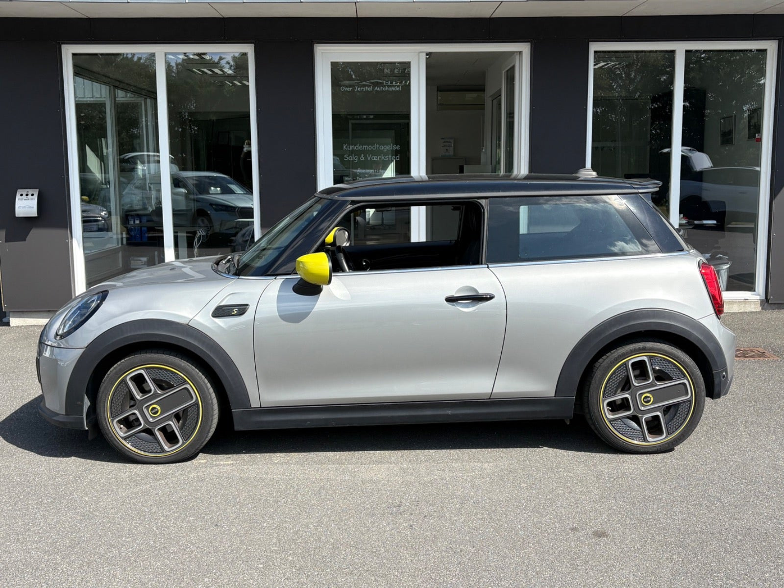 Sølv Mini Cooper SE fra 2023