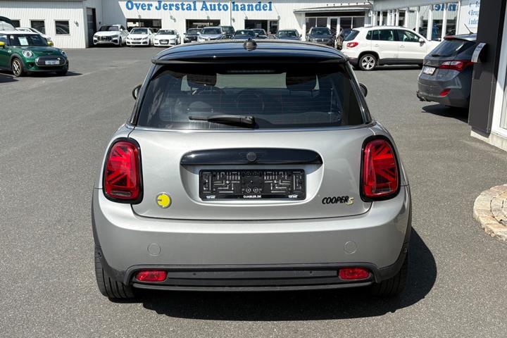 Sølv Mini Cooper SE fra 2023