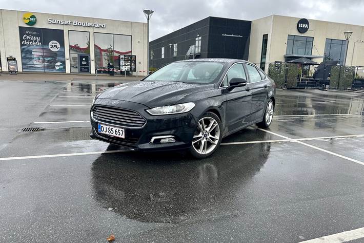 Sort Ford Mondeo fra 2016