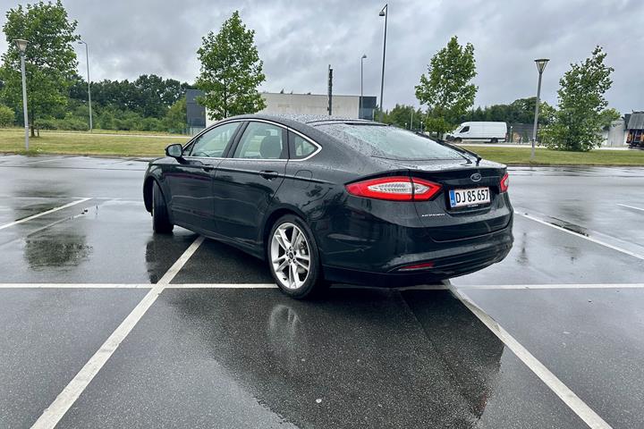 Sort Ford Mondeo fra 2016