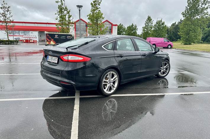 Sort Ford Mondeo fra 2016