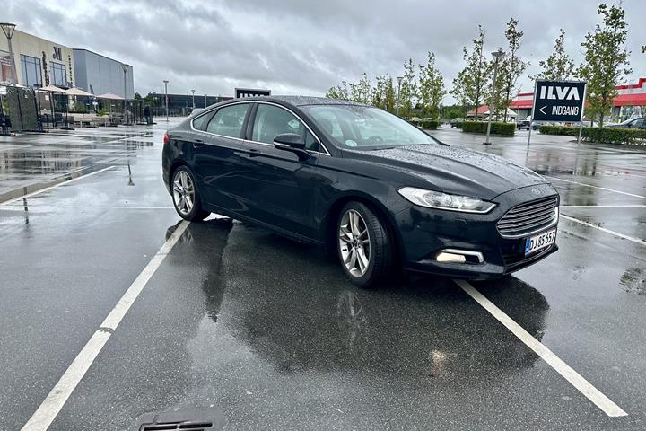 Sort Ford Mondeo fra 2016