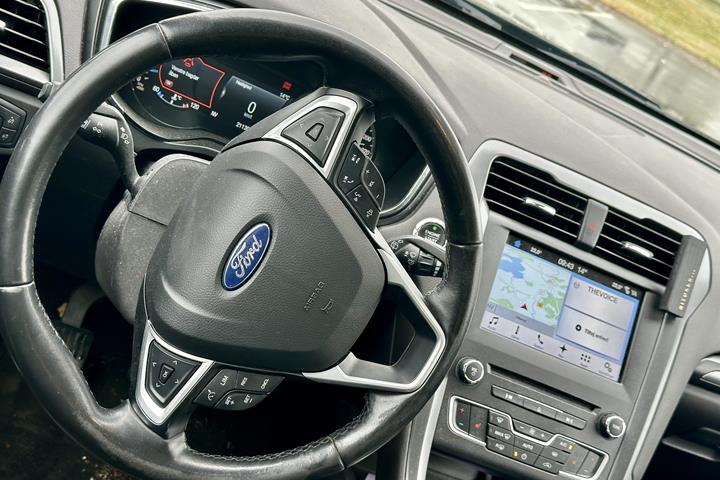 Sort Ford Mondeo fra 2016