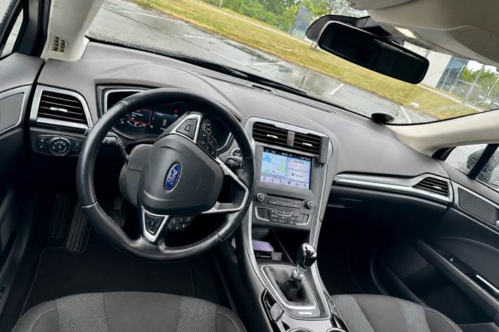 Sort Ford Mondeo fra 2016