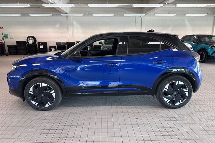 Blå Opel Mokka-e fra 2025