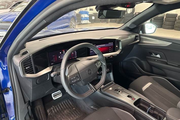 Blå Opel Mokka-e fra 2025