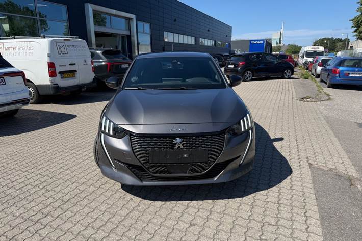 Rød Peugeot 208 fra 2020