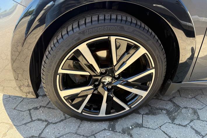Rød Peugeot 208 fra 2020