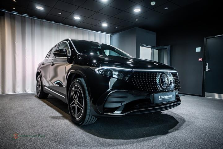 Sort Mercedes EQA350 fra 2024 set udefra