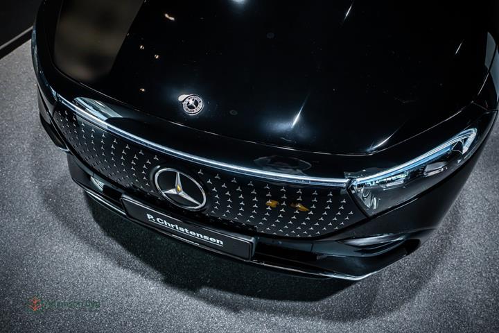 Sort Mercedes EQA350 fra 2024