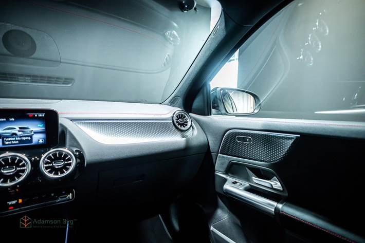 Sort Mercedes EQA350 fra 2024