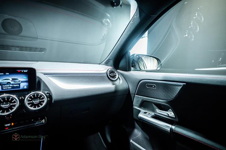 Sort Mercedes EQA350 fra 2024