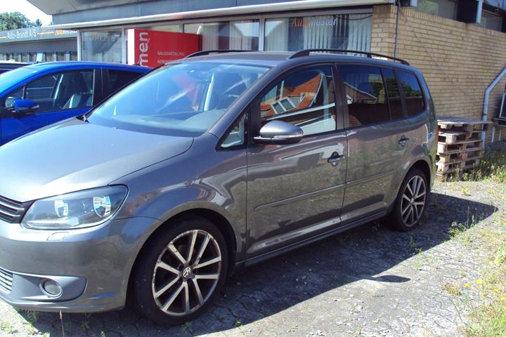 Grå VW Touran fra 2011
