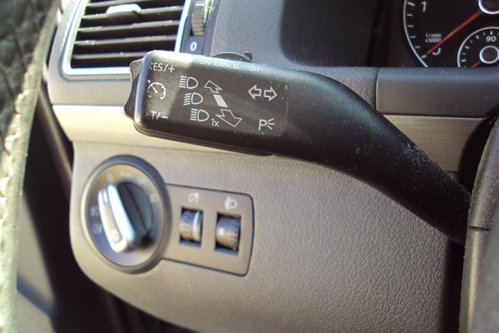 Grå VW Touran fra 2011