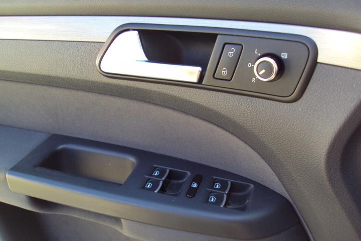 Grå VW Touran fra 2011