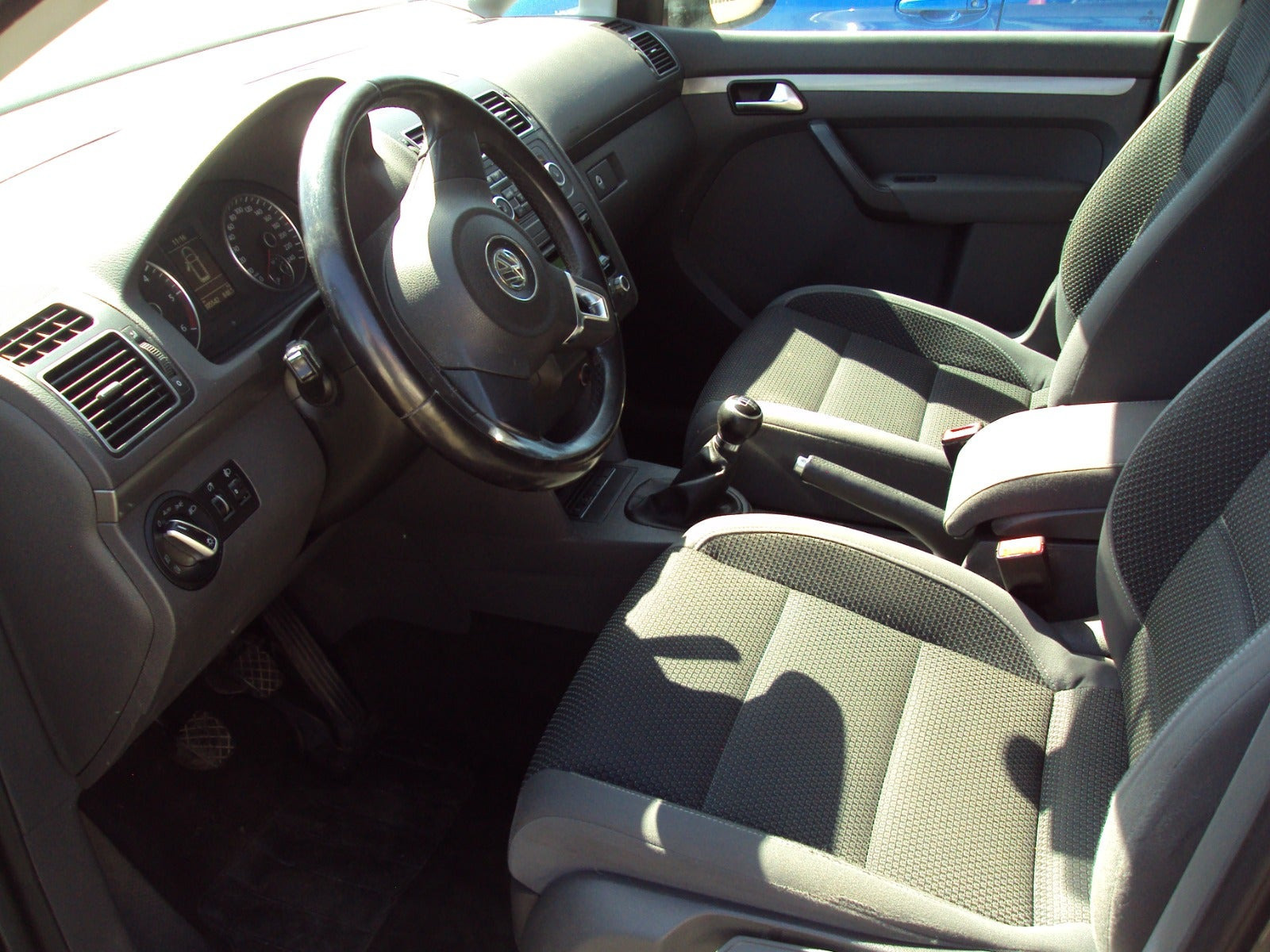 Grå VW Touran fra 2011