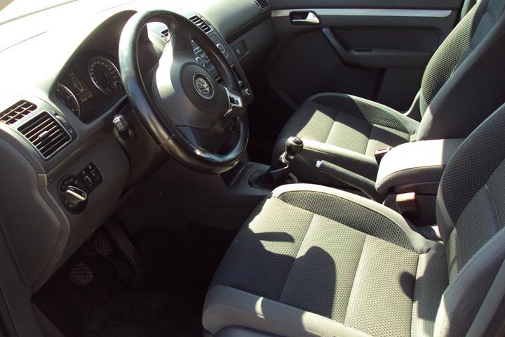 Grå VW Touran fra 2011