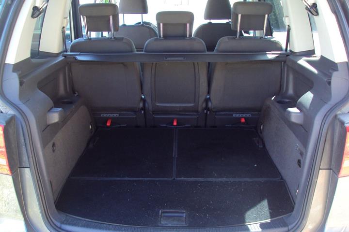 Grå VW Touran fra 2011
