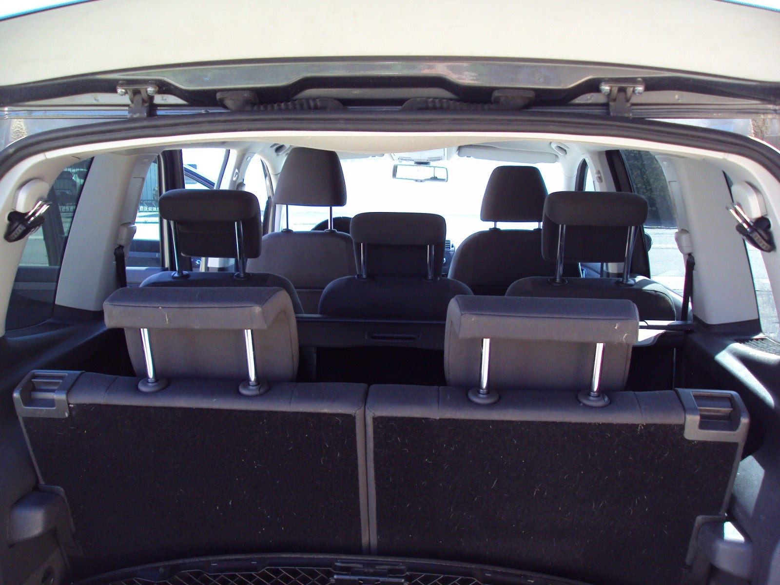 Grå VW Touran fra 2011