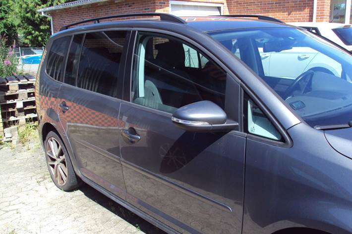 Grå VW Touran fra 2011