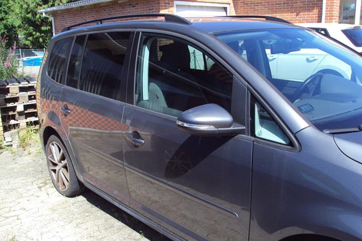 Grå VW Touran fra 2011