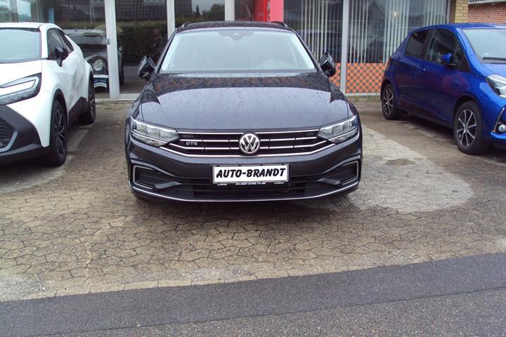 Grå VW Passat fra 2020