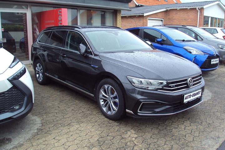 Grå VW Passat fra 2020