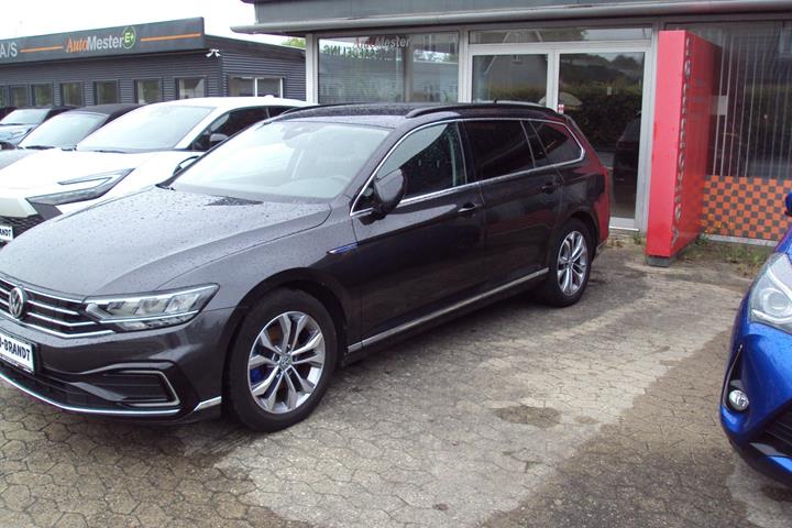 Grå VW Passat fra 2020