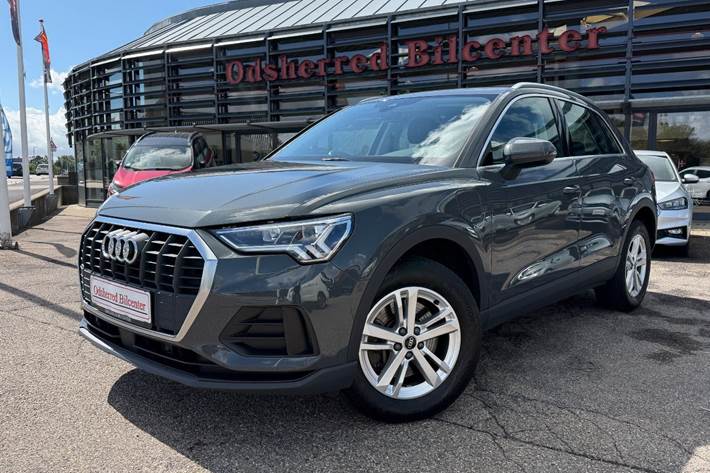 Grå Audi Q3 fra 2022 set udefra