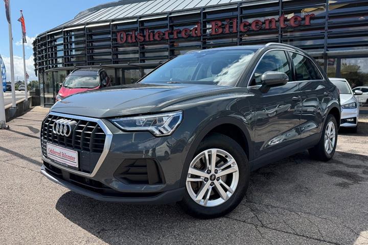 Grå Audi Q3 fra 2022 set udefra